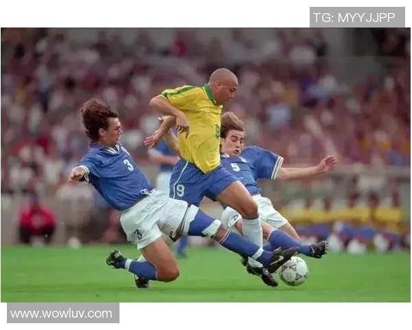 让足球明星的精彩瞬间吸引美女的目光,感受运动魅力与激情碰撞 让足球明星的精彩瞬间吸引美女的目光,感受运动魅力与激情碰撞