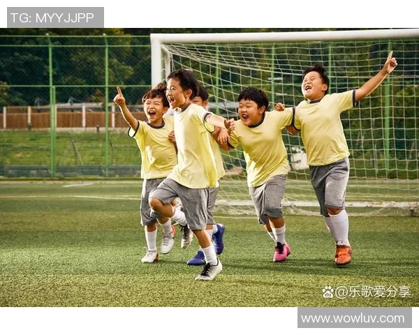 足球明星与粉丝亲密互动瞬间展现温暖与激情的美好画面